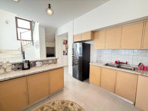 Kuchyň nebo kuchyňský kout v ubytování Marassi North Coast Villa 5 bedrooms with nanny room Direct access on Crystal Lagoon Salerno