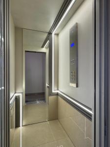 łazienka z dużym lustrem i oknem w obiekcie Denis Studios and Apartments w Paralii Katerinis