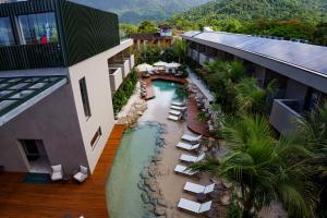 A piscina localizada em Duke Beach Hotel Maresias ou nos arredores