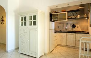 Η κουζίνα ή μικρή κουζίνα στο Cozy Apartment In Porto San Paolo