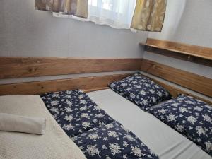 Posteľ alebo postele v izbe v ubytovaní Krupówki i Styl, Krupówki Inn i Studio Miła w Centrum przy Krupówkach APARTZAKOP