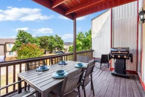 una terraza de madera con mesa y parrilla en Stairway to Heaven, en Lago Vista