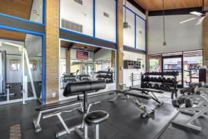 un gimnasio con varias cintas de correr y pesas en Stairway to Heaven, en Lago Vista