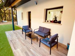 Posedenie v ubytovaní Love room avec jacuzzi intérieur proche Blagnac