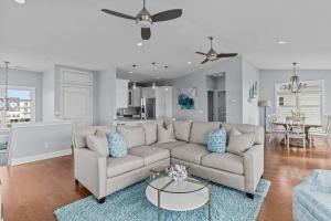 een woonkamer met een bank en een tafel bij Ocean View Pool Waterslide Elevator & Firepit in Oak Island +56 foto's