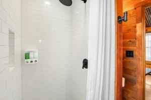 ein Bad mit einer Dusche mit einem weißen Duschvorhang in der Unterkunft RusTx Ranch Unit 1- Equestrian in Wimberley + 12 Fotos