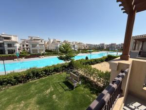 Bazén v ubytování Marassi North Coast Villa 5 bedrooms with nanny room Direct access on Crystal Lagoon Salerno nebo v jeho okolí