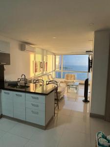 カルタヘナ・デ・インディアスにあるPalmetto Sunset 3204のキッチン、海の景色を望むリビングルーム