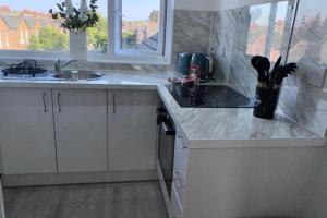une cuisine avec un évier et un plan de travail dans l'établissement Studio Sleeps3- CloseTo OldTrafford - WhP- o2, à Manchester 2 autres photos