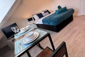 - une chambre avec un lit et une table avec des plaques de cuisson dans l'établissement Studio Sleeps3- CloseTo OldTrafford - WhP- o2, à Manchester