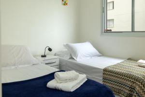 two beds sitting next to each other in a room at Apto Amores da Brava Clube House - Vista, Piscina e Conforto in Itajaí +52 photos