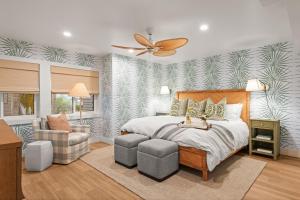 una camera da letto con un letto grande e una sedia di Beachfront Aldea 12 a Clearwater Beach