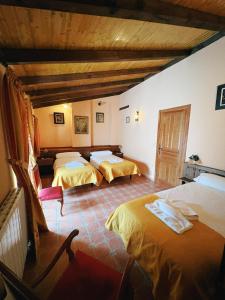 Giường trong phòng chung tại Casa Rural Calderon de Medina III
