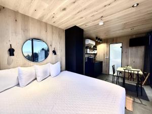 ein Schlafzimmer mit einem großen weißen Bett mit einem Fenster in der Unterkunft Mirror House Overlook at East Zion Resort in Orderville