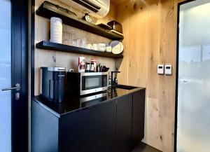 eine Küche mit einer schwarzen Theke und einer Mikrowelle in der Unterkunft Mirror House Overlook at East Zion Resort in Orderville + 9 Fotos