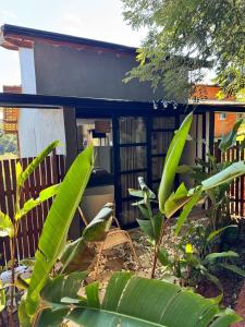 Κήπος έξω από το Micro casa quintal privativo, banheira de imersão