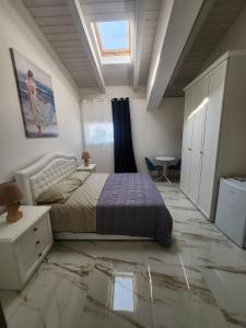 une chambre avec un lit, une fenêtre et une table dans l'établissement Villa Patty, à Sala Bolognese