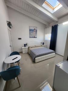 une chambre avec un lit, une table et des chaises dans l'établissement Villa Patty, à Sala Bolognese