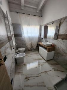 une salle de bains avec toilettes et lavabo dans l'établissement Villa Patty, à Sala Bolognese