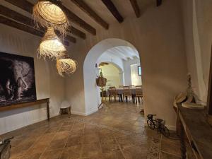a large hallway with a dining room and an archway at Agroturismo Finca Can Sec in Alaró