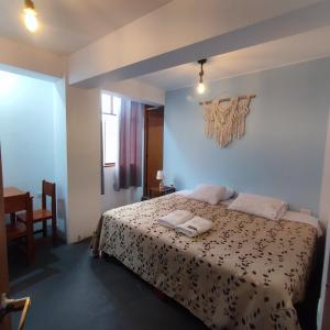 Un dormitorio con una cama con dos toallas encima. en Hospedaje Hamuy's Lodge, en Ica 33 fotos más