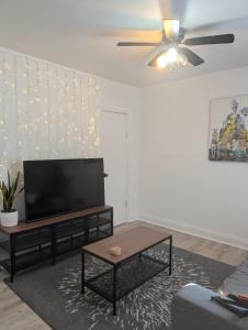 TV a/nebo společenská místnost v ubytování Espace Cozy - 2 bed + 13 fotografií