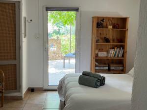 Postel nebo postele na pokoji v ubytování Le mazet en été en garrigue nimoise et parking