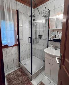 un baño con ducha y lavabo en Kemencés vendégház, en Balatonfenyves