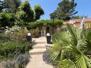 Zahrada ubytování Le mazet en été en garrigue nimoise et parking