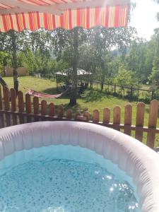 Bazén v ubytování Planinska kuca Ella nebo v jeho okolí