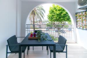 a table and chairs with a view of a street at WELCS APARTAMENTO 251 EMP frente al mar in Empuriabrava