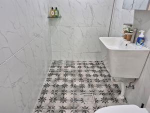 仁川市Reto House的带水槽和马桶的白色浴室 更多30张照片