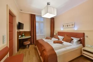 Postel nebo postele na pokoji v ubytování Hotel Pension Baronesse