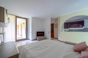 Μια τηλεόραση ή/και κέντρο ψυχαγωγίας στο Lake Como 10 min - Terrace with Lake View - Wifi