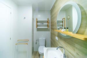 a bathroom with a toilet and a sink and a mirror at WELCS APARTAMENTO 251 EMP frente al mar in Empuriabrava +30 photos