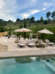 Bazén v ubytování Nuitées Bohèmes Hôtel & Spa nebo v jeho okolí
