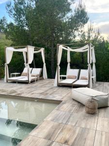 Bazén v ubytování Nuitées Bohèmes Hôtel & Spa nebo v jeho okolí