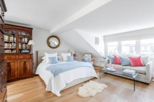 un dormitorio con una cama y un sofá en Cresswell Lodge, en Richmond