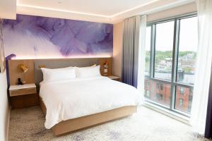 Iris Hotel Boston客房内的一张或多张床位