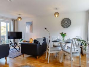 Televiisor ja/või meelelahutuskeskus majutusasutuses 2 Bed in Porthtowan 86648