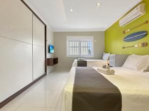 Ένα ή περισσότερα κρεβάτια σε δωμάτιο στο Piscina Churrasqueira Suíte 200m do Mar AC