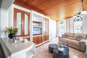 a living room with a couch and a tv at Casa Sussa in Tías