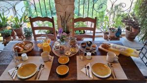 Jedlo v ubytovaní bed & breakfast alebo blízkom okolí