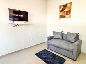 Vila Imper Host Balsas- Apês com Wi-fi I A/C a 3 min. do Mix Mateus的电视和/或娱乐中心