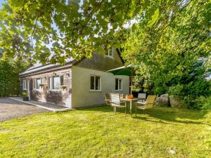 a house with a table and chairs in the yard at 3 Bed in Portreath 89492 in Camborne
