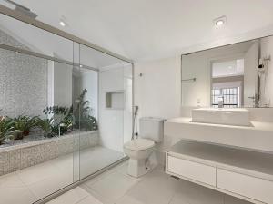 Ένα μπάνιο στο Piscina Churrasqueira Suíte 200m do Mar AC +14 φωτογραφίες