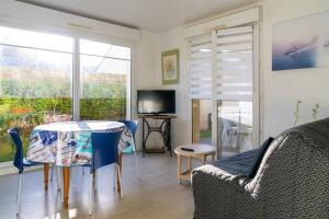 Μια τηλεόραση ή/και κέντρο ψυχαγωγίας στο Appartement avec jardin et plage