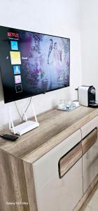 Un televisor de pantalla plana encima de una cómoda. en Luxury Pearl of Agadir, en Agadir