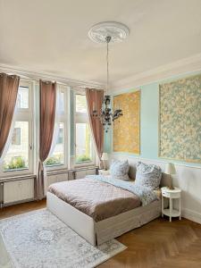 a bedroom with a bed and two windows at Luxury 5BR City Villa - Chic & Spacious - Families in Oldenburg