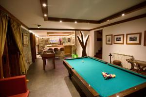 uma sala de estar com uma mesa de sinuca em Quinta de CasalMato em Resende